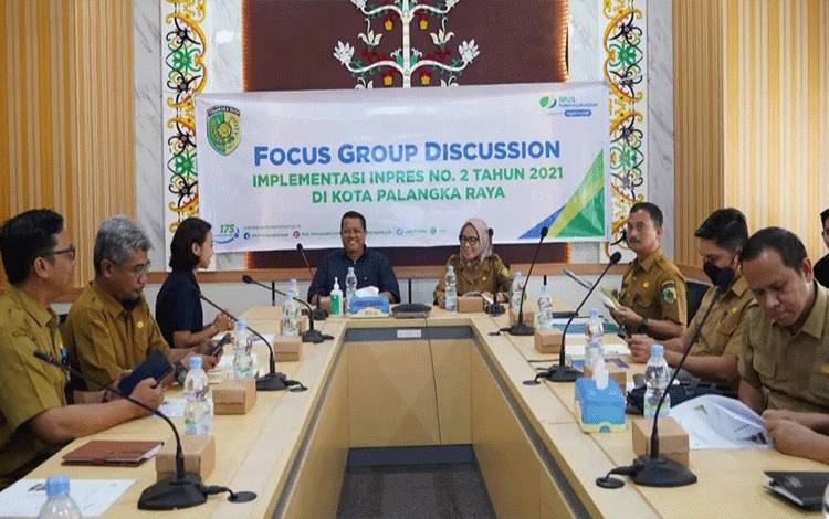Pj Wali Kota Palangka Raya, Hera Nugrahayu memimpin diskusi membahas Inpres Nomor 2/2021. (FOTO: HUMAS)