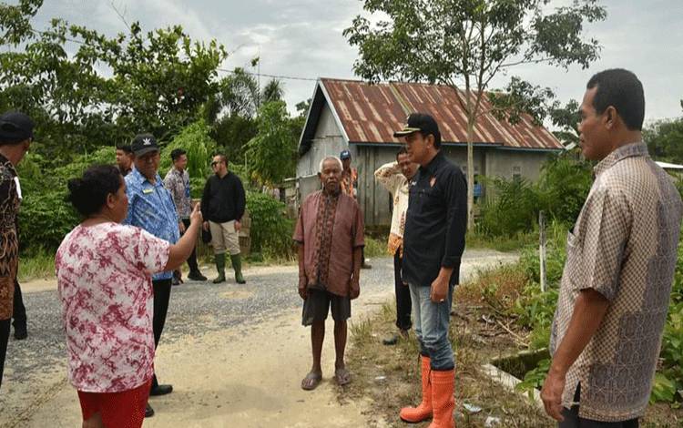 Pj Bupati Kobar Budi Santosa saat monitoring ke lokasi kejadian bencana banjir di Desa Kumpai Batu Bawah. (Foto : ISTIMEWA)