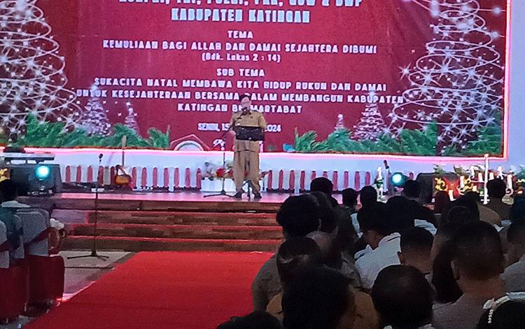 Penjabat Bupati Katingan, Saiful menyampaikan sambutan pada acara Natal gabungan di Gedung Salawah, Senib, 15 Januari 2024. (FOTO: GOFUR)