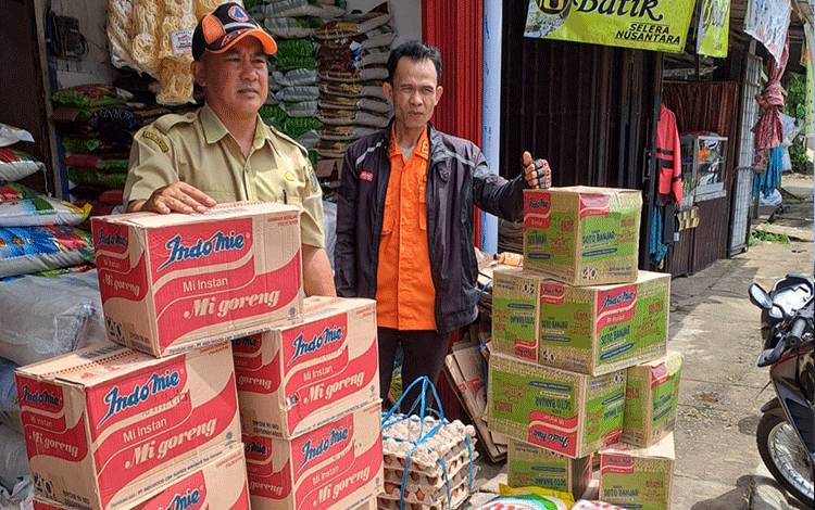 BPBD Damkar Barito Timur saat akan mengirimkan bantuan bahan makanan untuk kebutuhan dapur umum bagi warga terdampak banjir di Desa Muara Pelantau Kecamatan Pematang Karau, Senin, 15 Januari 2024. (FOTO: BOLE MALO)