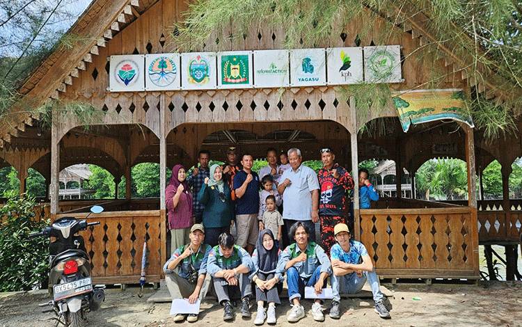 Penelitian di Desa Pasar Rawa, Kecamatan Gebang, Kabupaten Langkat, pada Minggu, 14 Januari 2024.(FOTO: Dokumentasi Prof Rahmawaty untuk Borneonews)