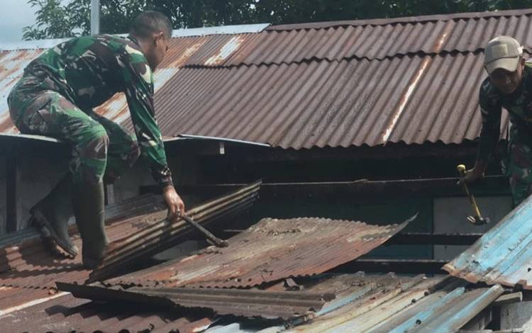 Anggota Kodim 1014 Pangkalan Bun, membongkar RTLH di Kelurahan Mendawai. (Foto : ISTIMEWA)