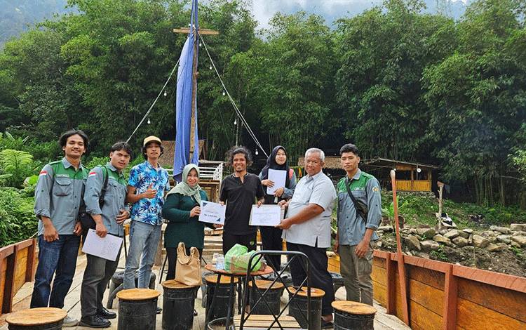 Penghargaan diberikan Tim Penelitian Kolaborasi Internasional kepada Pernama Ginting sebagai penggiat lingkungan hidup di Dusun Pamah Semilir, Kabupaten Langkat.(FOTO: Dokumentasi Prof Rahmawaty untuk Borneonews)