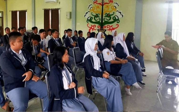 Sejumlah pelajar SMAN 2 Kuala Kapuas tampak antuasias mengikuti perekaman KTP yang dilaksanakan Dinas Dukcapil di Kuala Kapuas, (15/1/2024). (ANTARA/HO-Disdukcapil Kapuas)