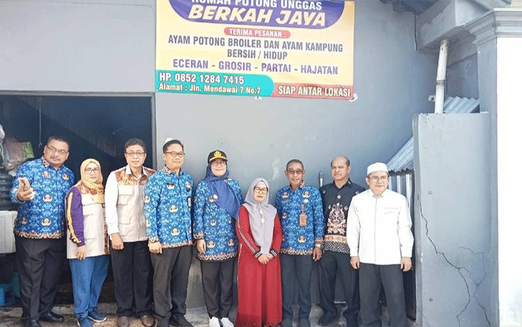 Pj Wali Kota Palangka Raya saat memimpin audit Sertifikasi Halal RPU Berkah Jaya. (FOTO: HENDRI)
