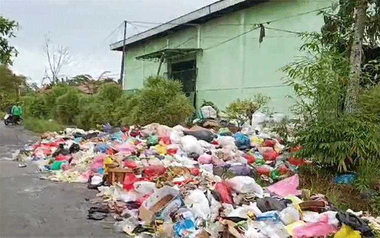 Kondisi sampah meluber hingga ke jalan di Depo dekat SMPN 3 Sampit.