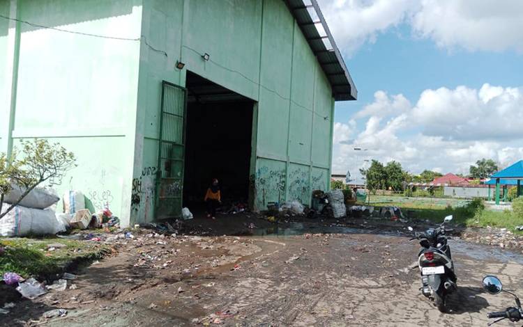 Depo sampah dekat SMPN 3 Sampit terlihat bersih setelah sampah yang meluber hingga ke jalan diangkut. (FOTO: DOK DLH KOTIM)