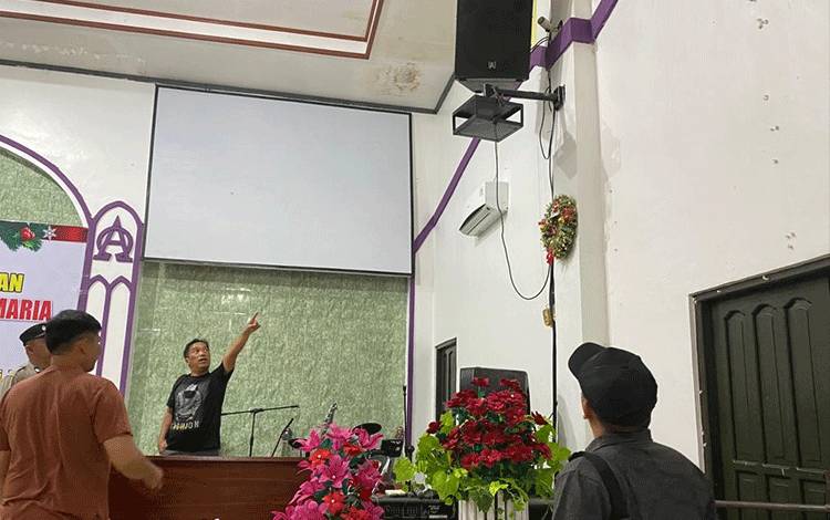 Anggota Polresta Palangka Raya saat melakukan pengecekan TKP pencurian di Gereja Samaria (Foto : IST)