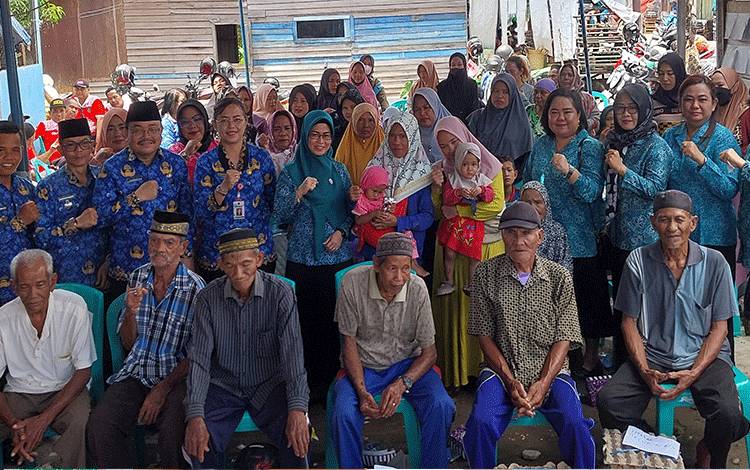 Pj Ketua TP PKK Kapuas, Agustina Erlina Hardi bersama jajarannya dan para penerima bantuan atensi di Kelurahan Selat Hulu, Rabu, 17 Januari 2024. (FOTO: IST)