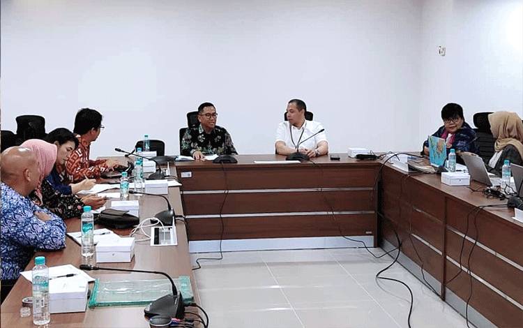 Kepala Bappedalitbang Provinsi Kalteng Leonard S. Ampung bersama Deputi Bidang Riset dan Inovasi Daerah Yopi. (FOTO: IST)