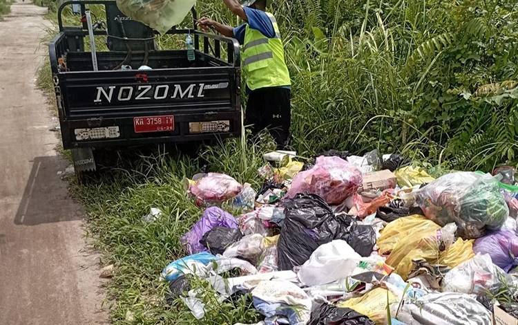 Tim UPTD Pengelolaan Sampah Terpadu Pahandut saat melakukan pengangkutan sampah liar di Jalan Kecipir Ujung. (FOTO: PATHUR)