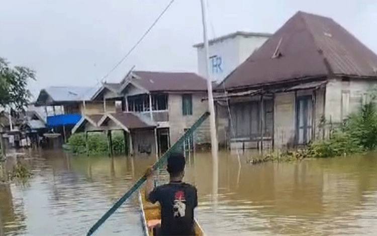 Banjir di wilayah Kecamatan Pasak Talawang, Kabupaten Kapuas, kemarin. (FOTO: IST)