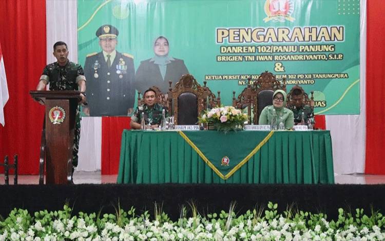 Danrem 102 Panju Panjung, Brigjen TNI Iwan Rosandriyanto saat berikan arahan kepada personel Kodim 1011 Kuala Kapuas, Kamis, 18 Januari 2024. (FOTO: IST)