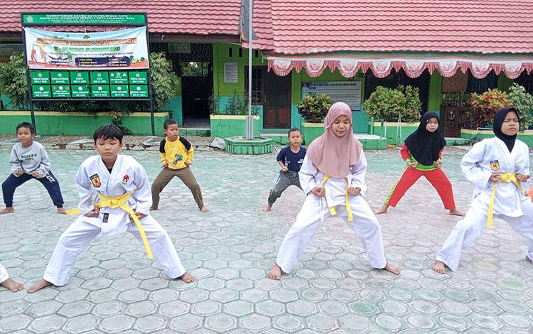 Siswa Madrasah Ibtidaiyah Negeri atau MIN 5 Kota Palangka Raya mengikuti ekskul karate untuk pertama kalinya.(FOTO: Dokumentasi Asdi untuk Borneonews)