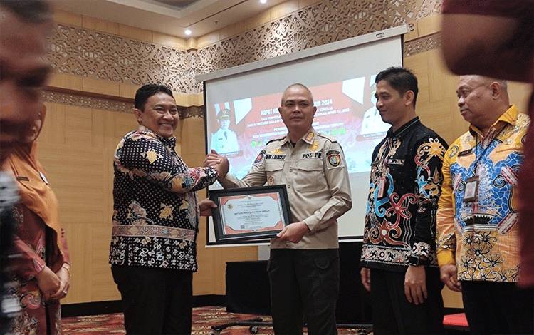 Kepala Satpol PP Provinsi Kalteng, Baru I Sangkai menerima penghargaan di Palangka Raya, Kamis, 18 Januari 2024. (FOTO: HERMAWAN)