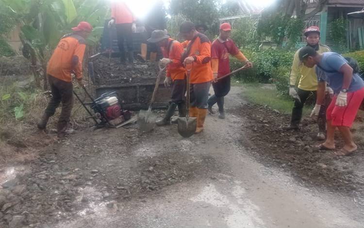 Petugas Dinas PUPR PKP Kapuas saat lakukan penanganan sementara jalan rusak di Gang BPP, Kecamatan Selat pada Jumat, 19 Januari 2024. (FOTO: IST)