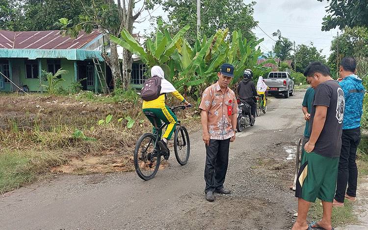 Kepala Dinas PUPR PKP Kapuas saat temui warga dan tinjau jalan rusak di Gang BPP, Kecamatan Selat, Jumat, 19 Januari 2024. (FOTO: DODI)
