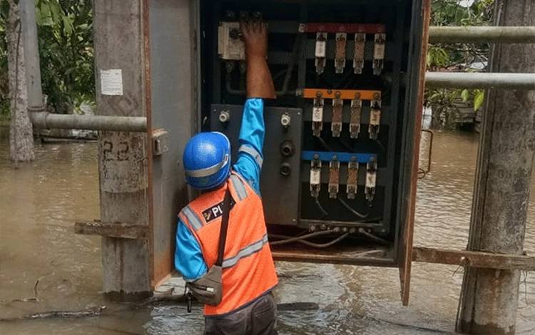 Petugas PLN melakukan pengecekan dan pengamanan instalasi gardu penyulang listrik di Kabupaten Kapuas. (FOTO: PLNUID KALSELTENG)