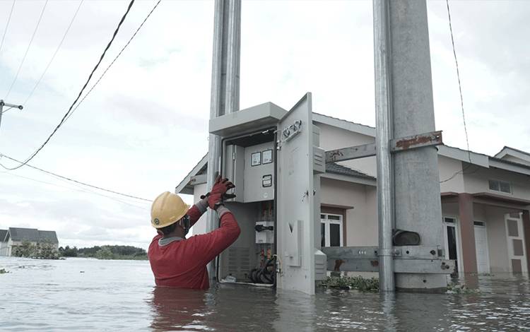 Petugas PLN mengamankan instalasi gardu penyulang listrik di Kabupaten Kapuas akibat banjir. (FOTO: PLNUID KALSELTENG)