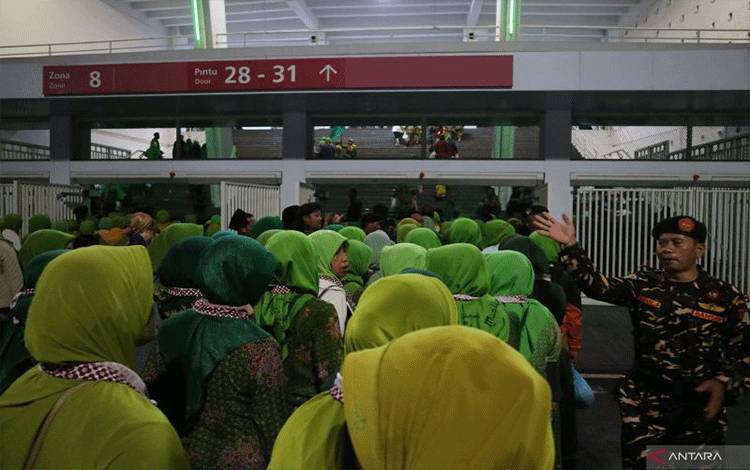 Kedatangan jamaah Muslimat Nahdlatul Ulama (NU) di Stadion Utama Gelora Bung Karno, Jakarta, Sabtu (20/1/2024). (ANTARA/Sean Muhamad)