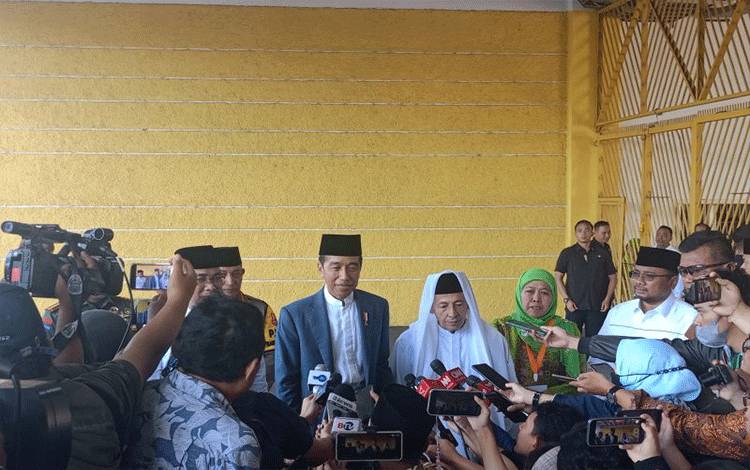 Presiden RI Joko Widodo saat ditemui usai menghadiri acara Hari Lahir (Harlah) ke-78 Muslimat NU di Stadion Utama Gelora Bung Karno, Jakarta, Sabtu (20/1/2024). ANTARA/Rangga Pandu Asmara Jingga