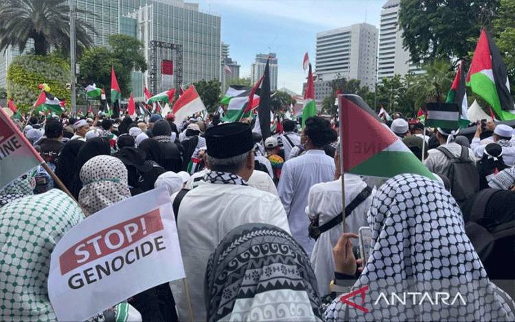 Arsip foto - Ribuan warga memperingati 100 hari aksi genosida yang dilakukan Israel di Gaza, Palestina di depan Kedutaan Besar Amerika Serikat, Jakarta Pusat, Sabtu (13/01/2024) (ANTARA/Lifia Mawaddah Putri)