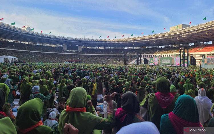 Suasana kegiatan Hari Lahir (Harlah) Muslimat NU ke-78 yang diadakan di Stadion Utama Gelora Bung Karno (GBK) Jakarta, Sabtu (20/1/2024). (ANTARA/Sean Muhamad)