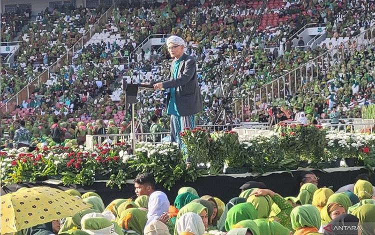 Rais Aam Pengurus Besar Nahdlatul Ulama (PBNU) KH Miftachul Akhyar dalam acara Harlah Ke-78 Muslimat NU di Stadion Utama Gelora Bung Karno (GBK) di Jakarta, Sabtu (20/1/2024). (ANTARA/Sean Muhamad)