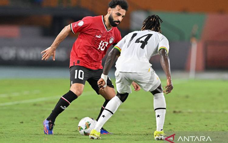 Penyerang Mesir Mohamed Salah (kiri) berusaha melewati kawalan bek Ghana Gideon Mensah (kanan) pada pertandingan Grup B Piala AFrika 2024 di Stadion Felix Houphouet-Boigny, Abidjan, Kamis (18/1/2024). (ANTARA/AFP/ISSOUF SANOGO) (ANTARA/AFP/ISSOUF SANOGO)