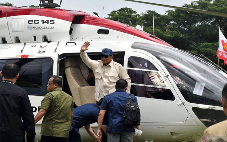 Calon presiden nomor urut 2 Prabowo Subianto turun dari helikopter untuk menghadiri MDS Coop Temu Anggota 2024 di Stadion Pakansari, Cibinong, Kabupaten Bogor, Jawa Barat, Minggu (21/1/2024). (ANTARA FOTO/Arif Firmansyah/tom)