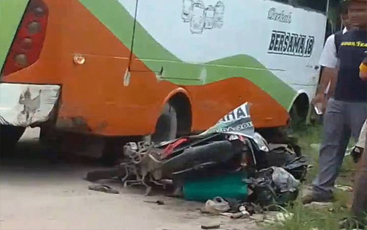 Sepeda motor yang ringsek parah akibat terlibat kecelakaan dengan bus perusahaan di Jalan Jenderal Sudirman Km 3, Sampit, Kecamatan Mentawa Baru Ketapang, Kabupaten Kotim. (FOTO: IST)