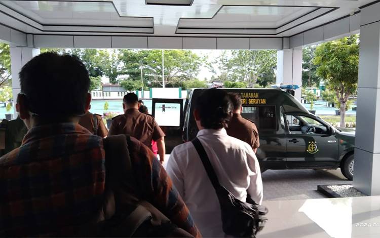 Penyidik dari Kejaksaan Negeri Seruyan saat menggiring tersangka ke mobil tahanan untuk selanjutnya di bawa ke Rumah Tahanan Negara. (FOTO: IST)