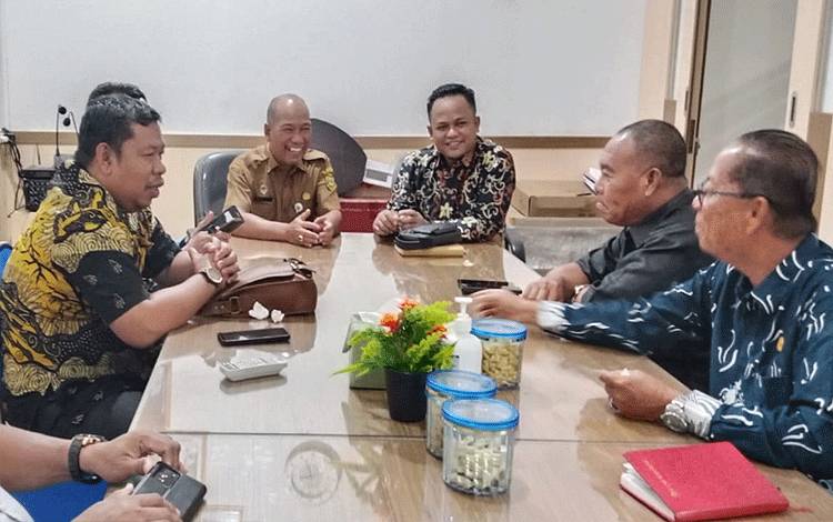 Ketua DPRD Kabupaten Barito Timur Nursulistio (tiga dari kanan) saat kunjungan kerja DPRD beberapa hari lalu. (FOTO: IST)