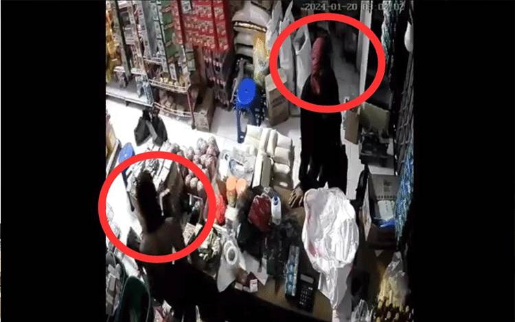 Tangkapan layar dari video kanera CCTV Dua pelaku pencuri (lingkaran merah) sedang melancarkan aksinya di salah satu toko di Pangkalan Bun, Kampung Baru.