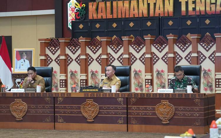 Gubernur Kalteng, H Sugianto Sabran saat pimpin Rapat Koordinasi Penanganan Banjir Tanah Longsor dan Cuaca Ekstrim di Wilayah Provinsi Kalteng. (FOTO: ARIF)