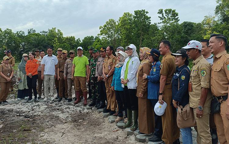 Foto bersama Pj Wali Kota Palangka Raya bersama kepala SOPD. (FOTO: HENDRI)