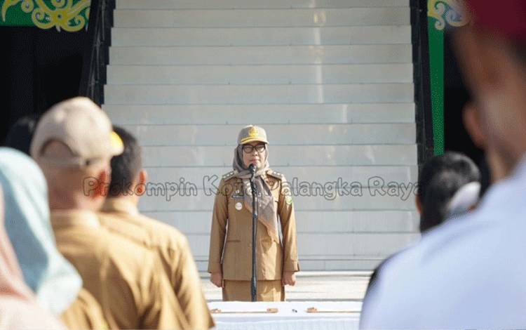 Pj Wali Kota Palangka Raya, Hera Nugrahayu saat memimpin apel penandatanganan pakta integritas. (FOTO: PROKOM)