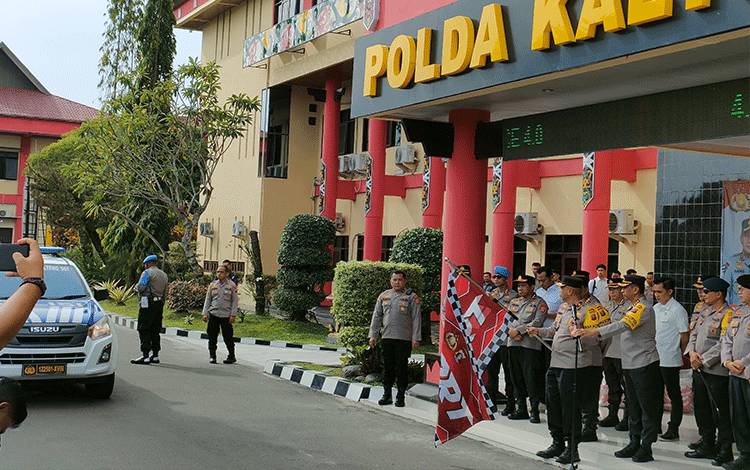 Wakapolda Kalteng Brigjen Pol Mohammad Agung Budjiono saat melepas rombongan mobil paket sembako, Rabu, 24 Januari 2024. (Foto : PATHUR)