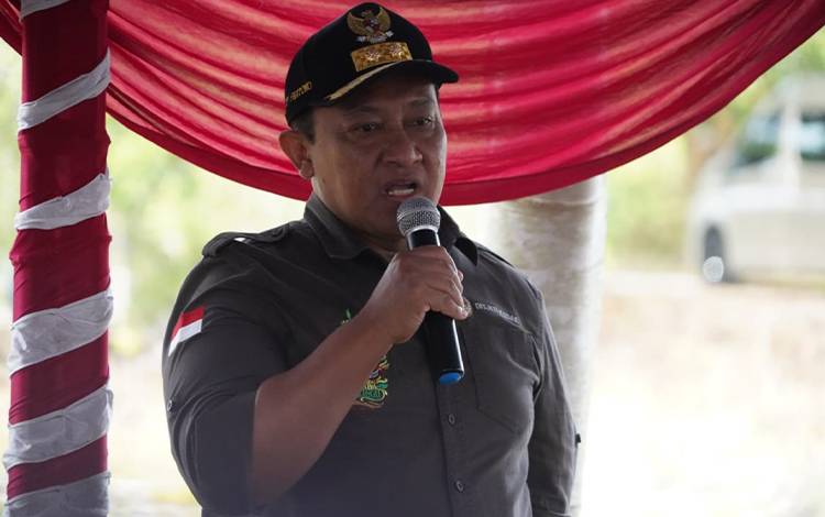 Wakil Gubernur Kalimantan Tengah (Kalteng), Edy Pratowo saat meninjau Desa Tuwung, Rabu, 24 Januari 2024. (FOTO: DONI)