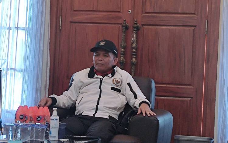 Ketua Dewan Adat Dayak (DAD) Provinsi Kalimantan Tengah Agustiar Sabran saat di rumah aspirasi. (FOTO: HERMAWAN)