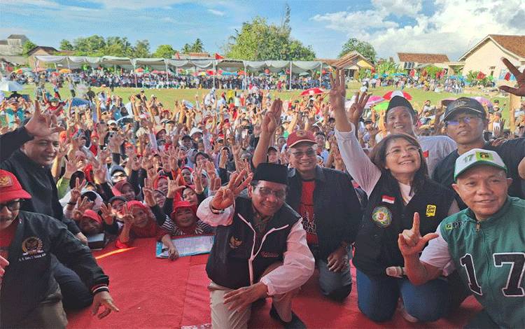 Cawapres nomor urut 3 Mahfud Md berfoto bersama masyarakat petani dan nelayan di Lampung, Kamis (25/1/2024). ANTARA/Fianda Sjofjan Rassat