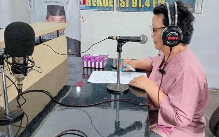 Ketua Pokja Komunikasi dan Edukasi (KE) RSUD Kapuas, dsErny Indrawatisaat sampaikan edukasi tentang khasiat rempah-rempah bagi kesehatan. (FOTO: IST)