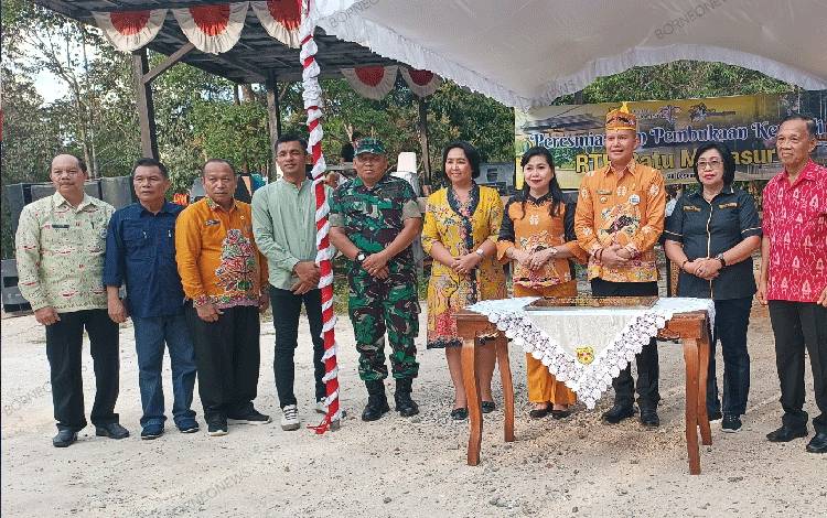 Bupati Gunung Mas Jaya S Monong bersama dengan Wakil Bupati Efrensia L.P Umbing, Kepala Disbudpar Hansli Gonak dan lainnya. FOTO: RISKA YULYANA)