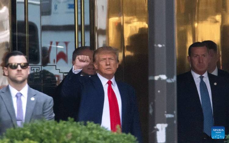 Arsip - Mantan presiden Amerika Serikat, Donald Trump (tengah), mengepalkan tangannya sesaat sebelum berangkat dari Trump Tower untuk menghadiri sidang dakwaan terhadap dirinya di Pengadilan Kejahatan Manhatan di New York, Amerika Serikat, pada Selasa (4/4/2023). (ANTARA/Xinhua)