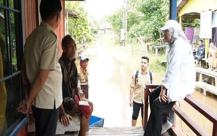Pj Wali Kota Palangka Raya, Hera Nugrahayu saat berbincang dengan warga di Kameloh Baru. (FOTO: PROKOM)