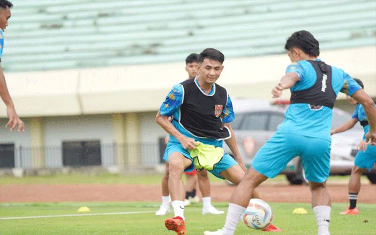 Pemain Malut United menjalani latihan jelang menghadapi Persela Lamongan, Minggu (28/1/2024). ANTARA/Abdul Fatah (Abdul Fatah)