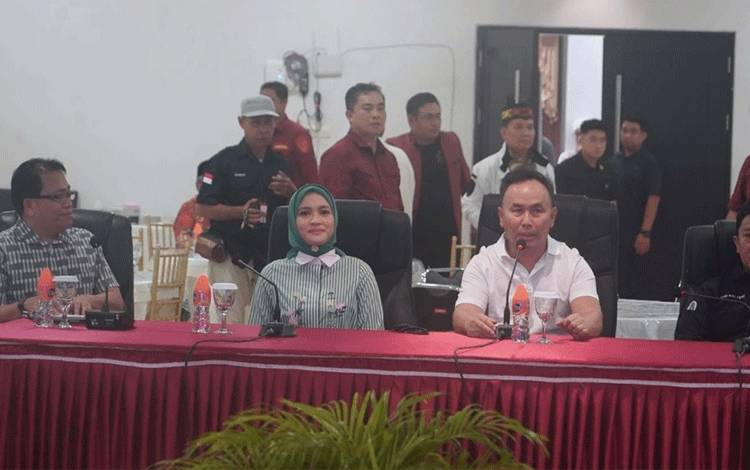Gubernur Kalteng H. Sugianto Sabran memberikan arahan kepada Kepala OPD baik di Provinsi Kalteng maupun Kabupaten Kapuas.(FOTO:FERY/RIZALDI)