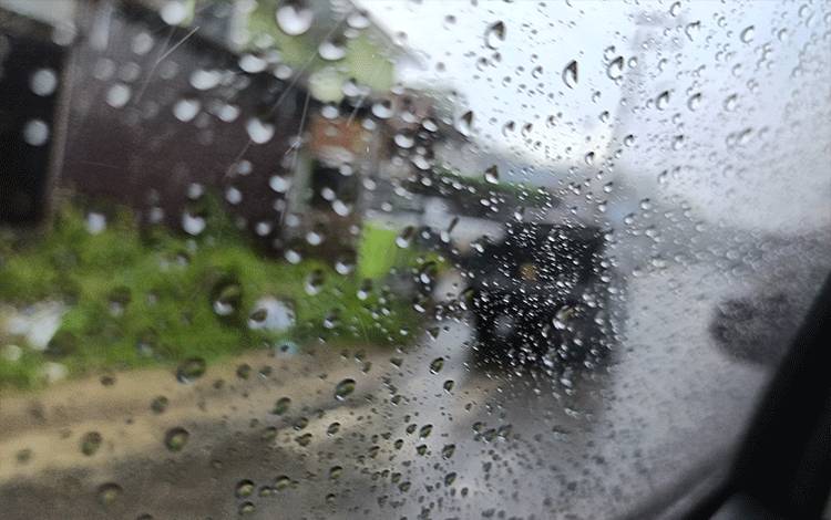 Kaca mobil yang basah saat hujan deras dengan durasi singkat mengguyur Kota Tamiang Layang Kabupaten Barito Timur, Minggu sore, 28 Januari 2024, (FOTO: BOLE MALO)