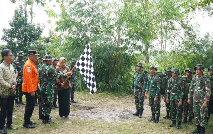 Pj Wali Kota Palangka Raya, Hera Nugrahayu melepas pasukan TNI untuk penanaman pohon di kawasan Agro Wisata Manasa Bukit Buhis, Kelurahan Banturung. (FOTO: PROKOM)