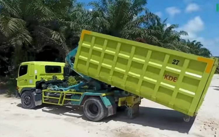 Pengangkutan tandan buah segar sawit yang ada di perusahaan perkebunan kelapa sawit milik Citra Borneo Indah atau CBI Group.(FOTO: Dokumentasi Klinik Bisnis)